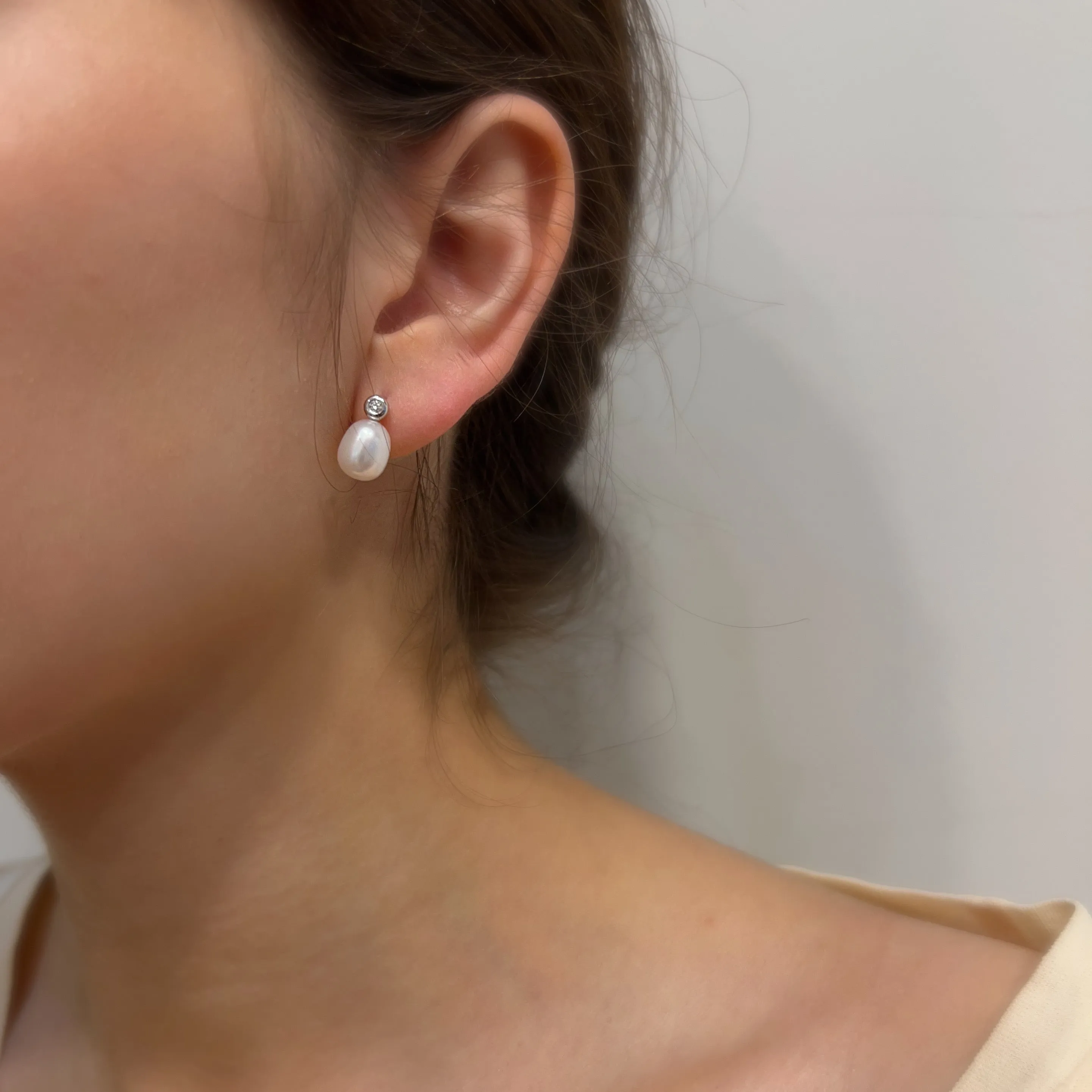 18ct White Gold Freshwater Pearl and Diamond Drop Earrings