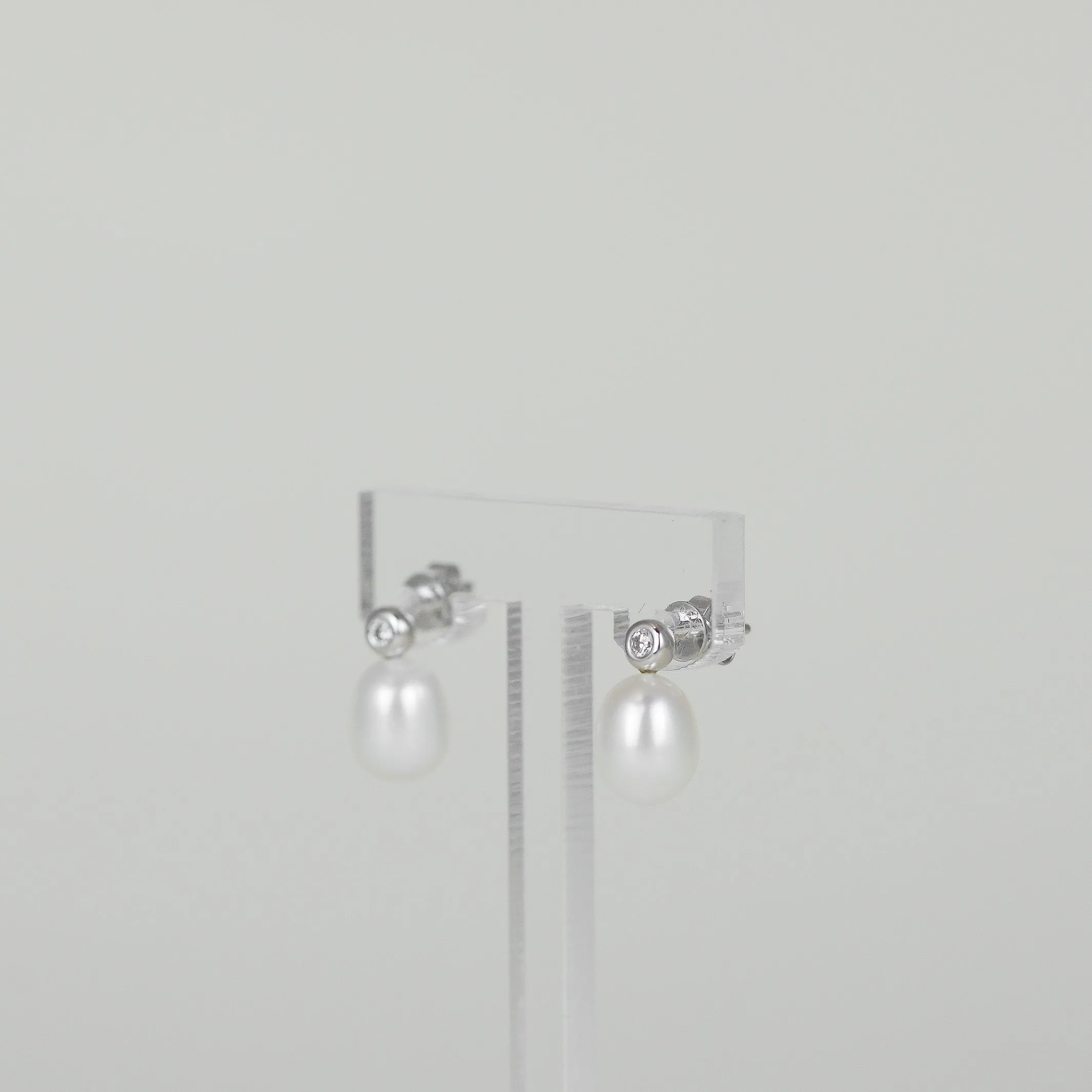 18ct White Gold Freshwater Pearl and Diamond Drop Earrings