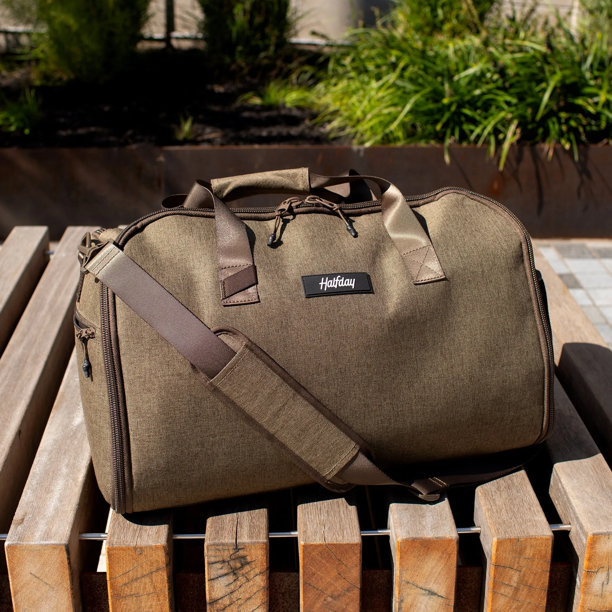VERSA™ - LIGHTWEIGHT GARMET DUFFEL BAG